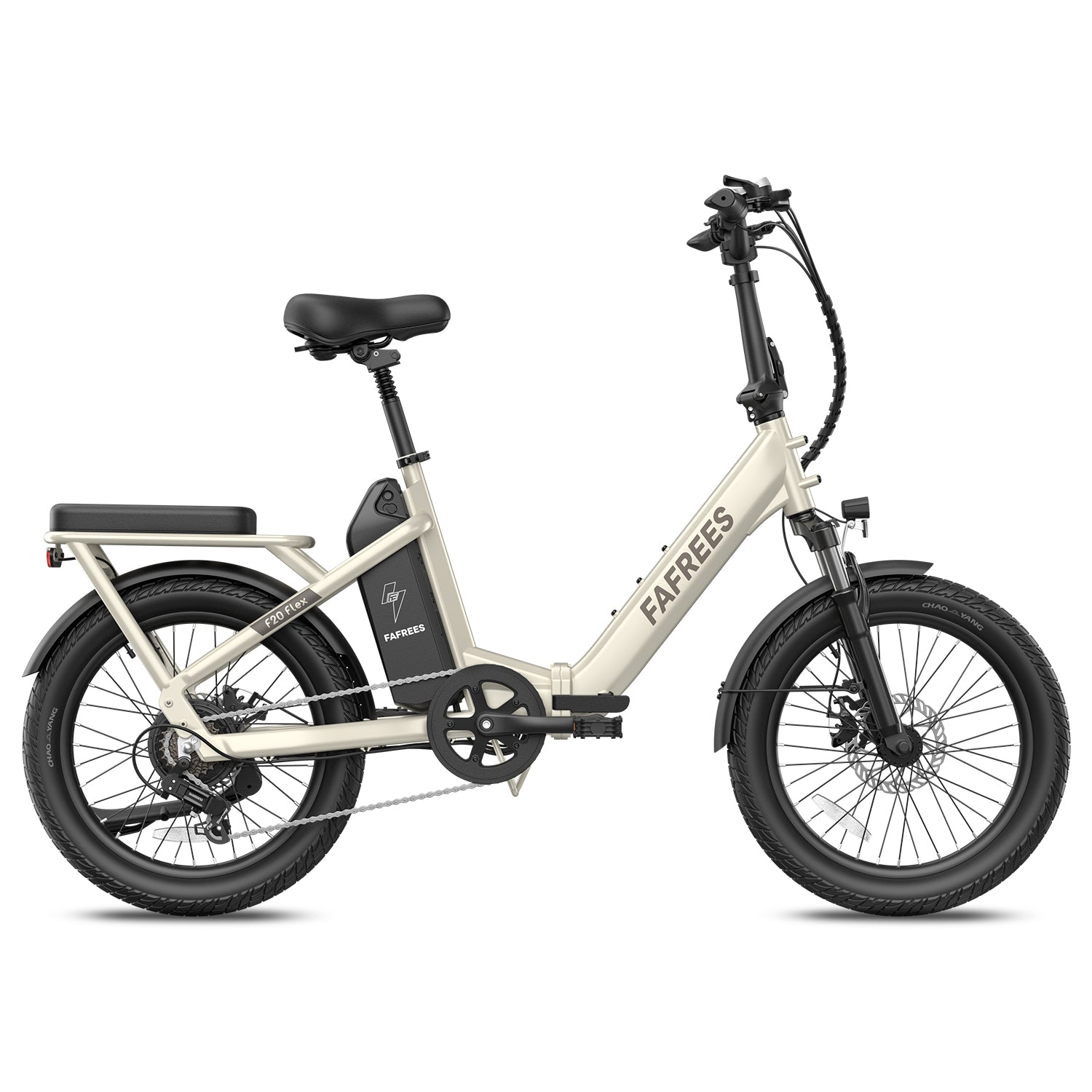 Ein cremefarbenes E-Bike mit breiten Reifen und Gepäckträger. Es steht freistehend.