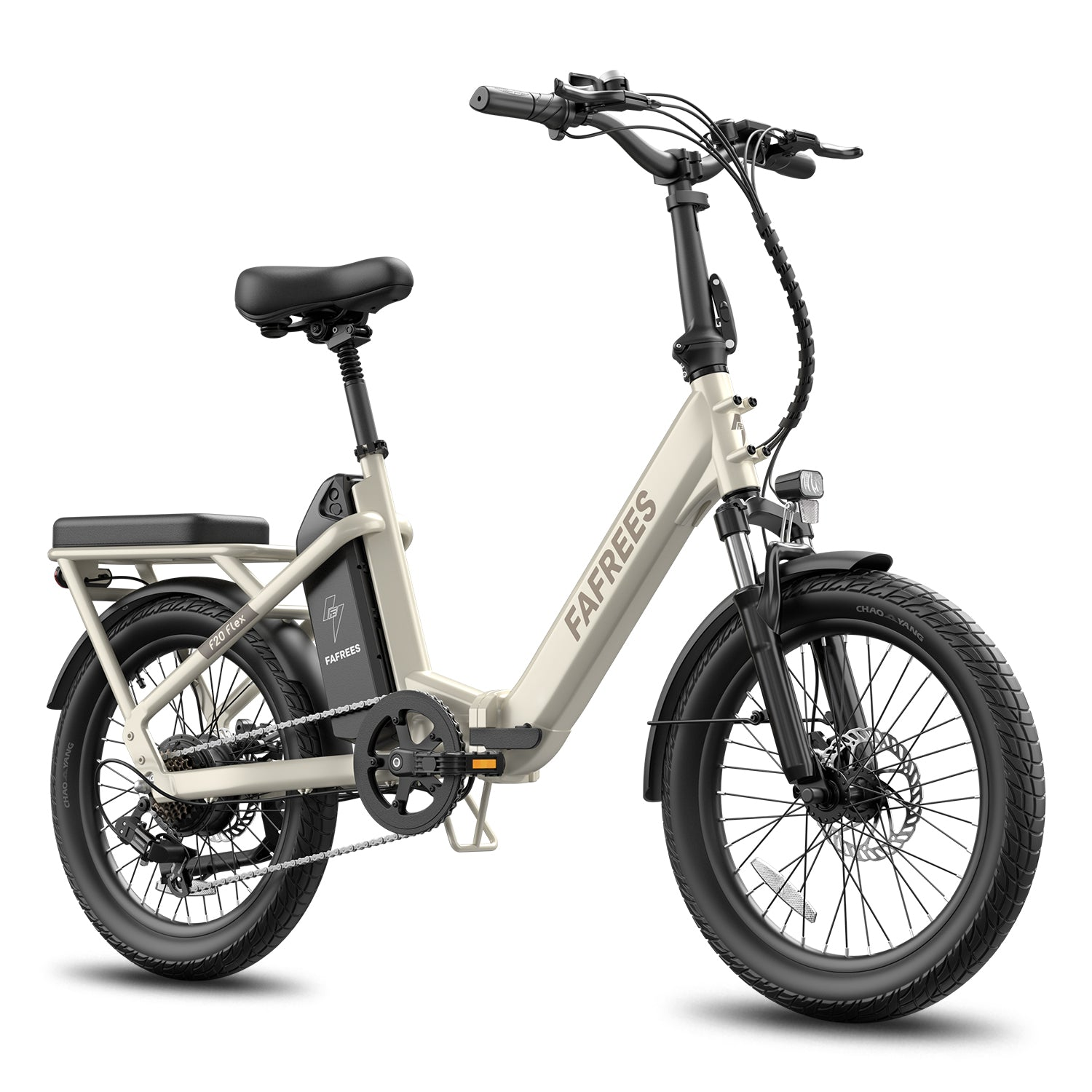 Ein beigefarbenes E-Bike mit schwarzem Sattel und Gepäckträger, weißer Hintergrund.