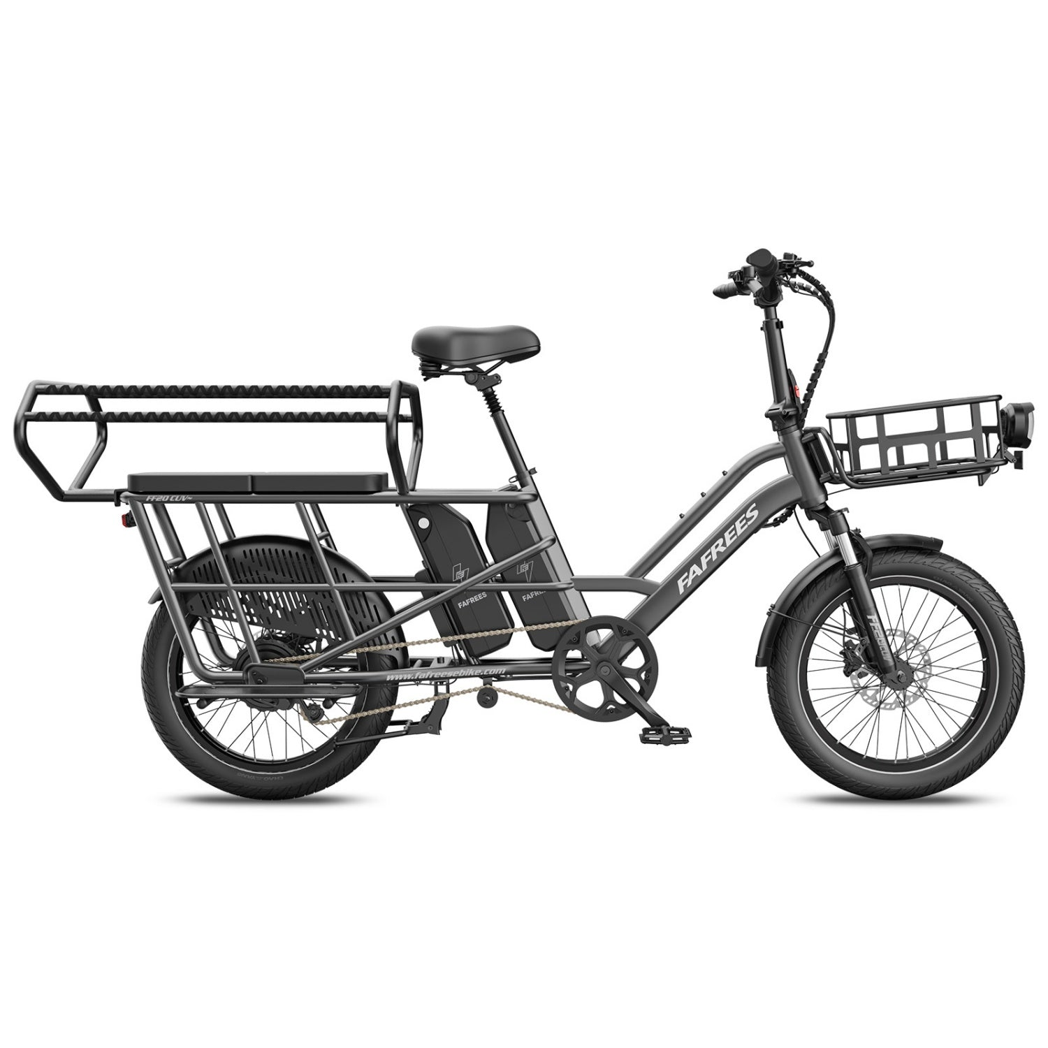 Ein graues elektrisches Lastenrad mit vorderem Korb, Gepäckträger hinten und zwei Akkus.