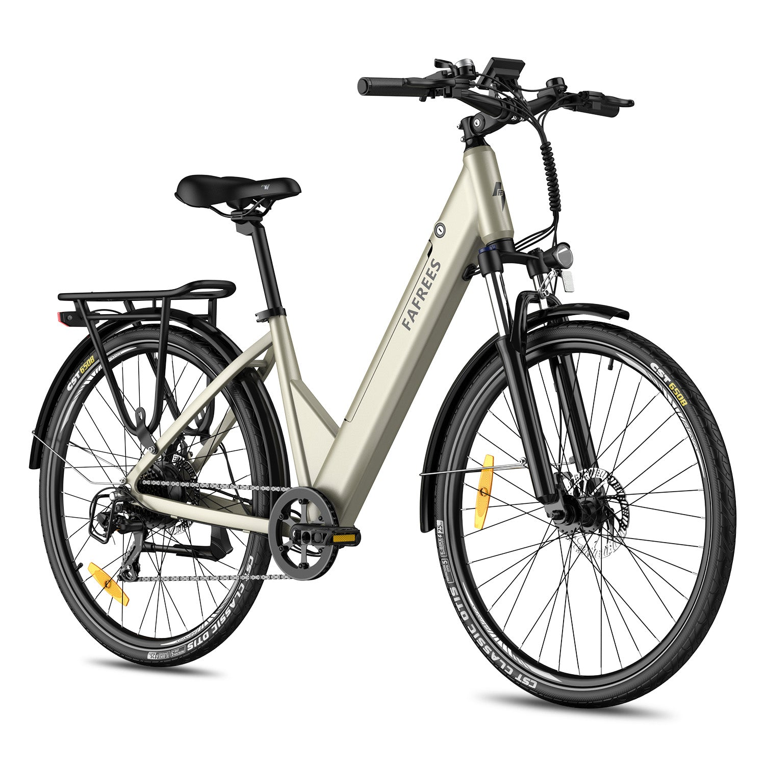 Ein beigefarbenes E-Bike mit Gepäckträger, Schutzblechen und Scheibenbremsen, auf weißem Hintergrund.