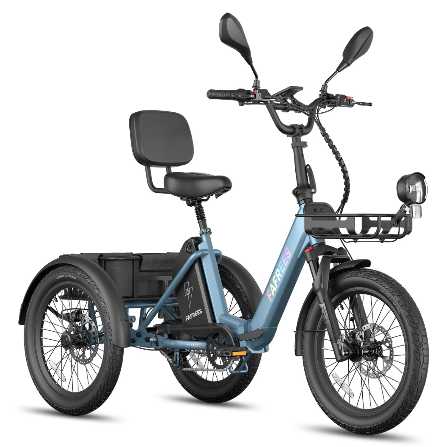 Ein hellblaues Dreirad-Elektrofahrrad mit zwei Rücklichtern, einem Korb vorne und einem Gepäckträger.