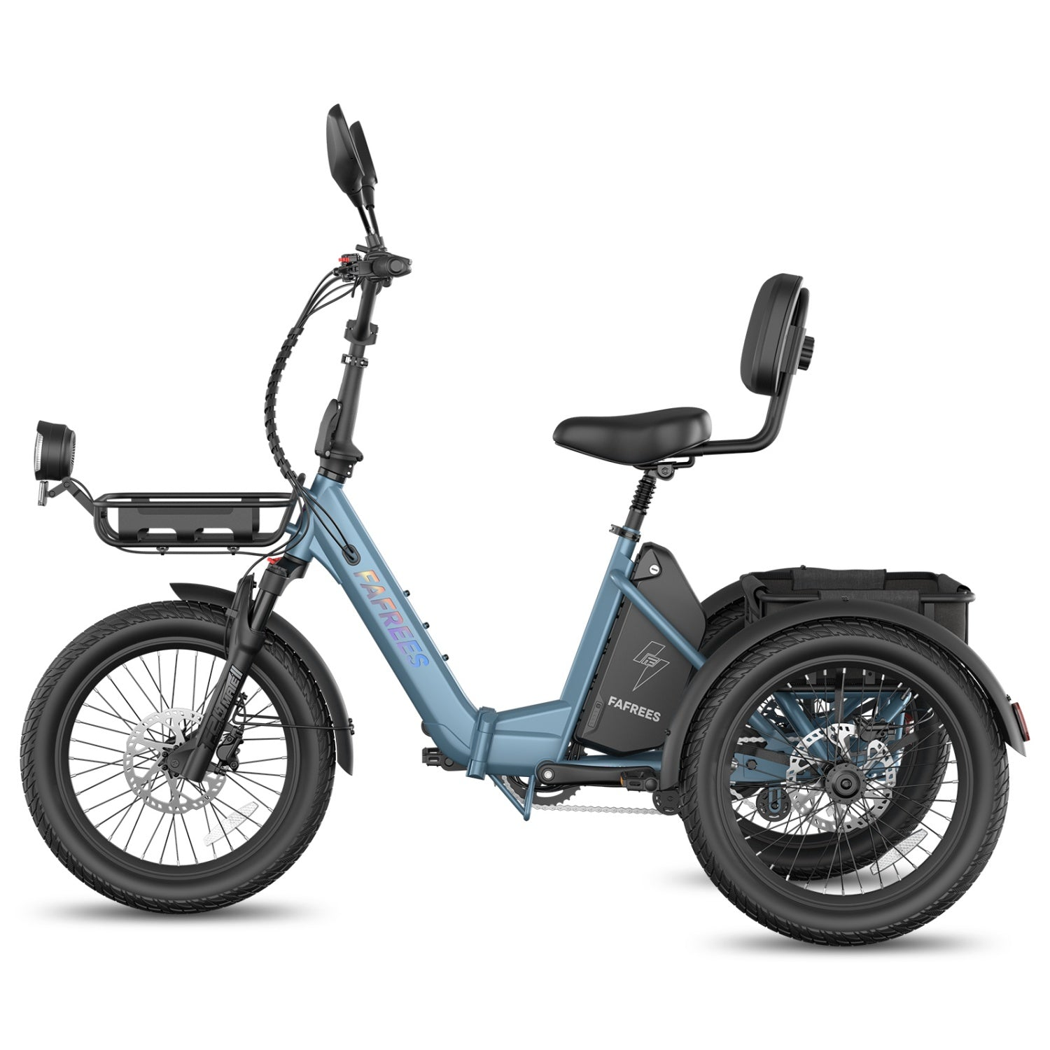 Ein blaues dreirädriges E-Bike mit Gepäckträger vorne und Korb hinten.