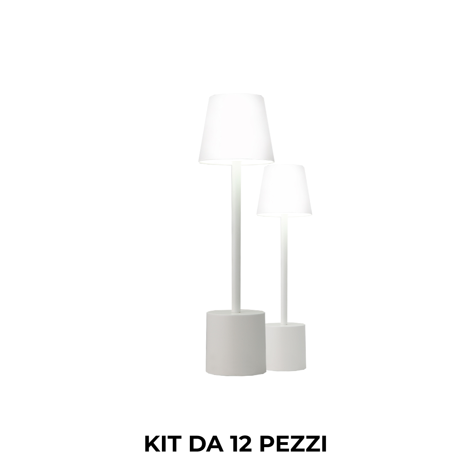 Due lampade da terra bianche con paralumi conici e basi rotonde.