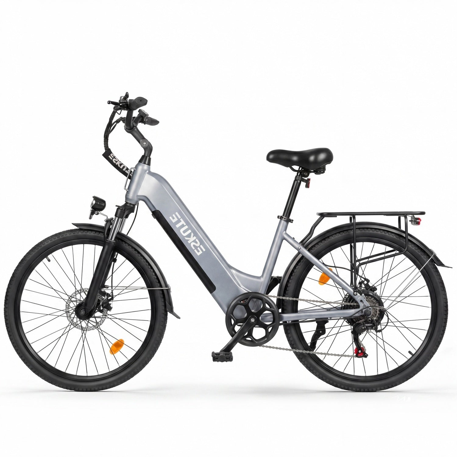 Graues E-Bike mit schwarzem Sattel und Gepäckträger, auf weißem Hintergrund.