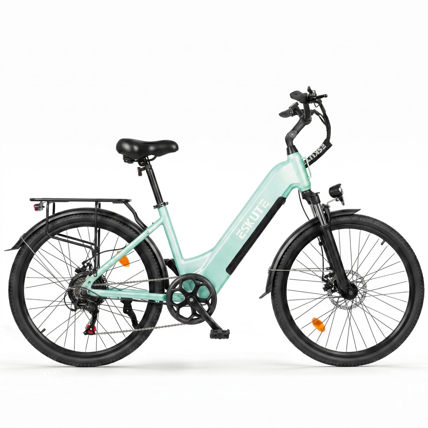 Hellgrünes E-Bike mit Gepäckträger, Schutzblechen und schwarzen Reifen.