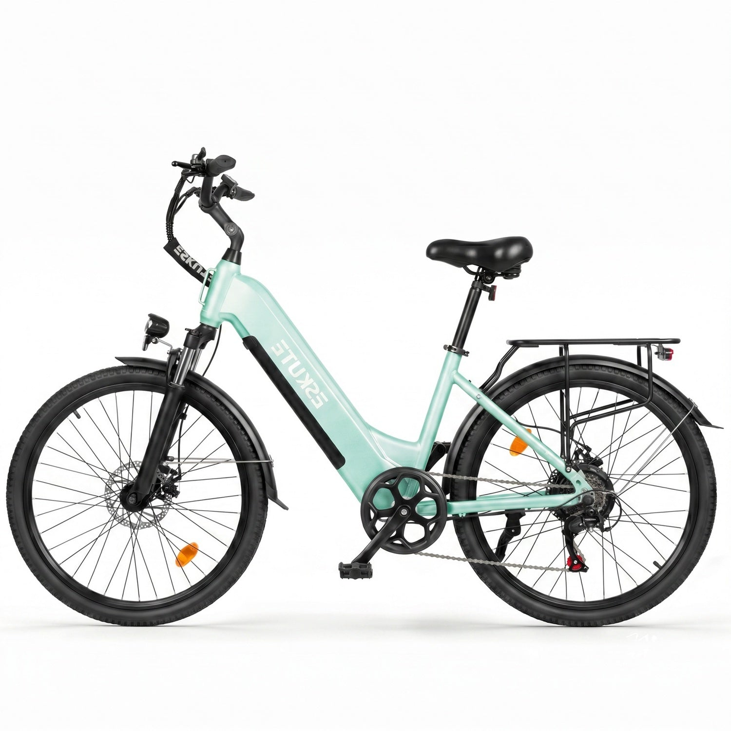 Ein mintgrünes Elektrofahrrad mit schwarzen Reifen, Sattel und Schutzblechen. Mit Gepäckträger.