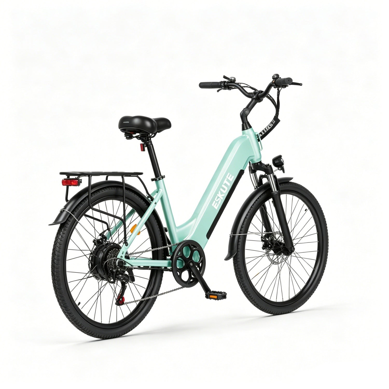 Ein mintgrünes Elektrofahrrad mit schwarzem Gepäckträger, Sitz und Reifen.