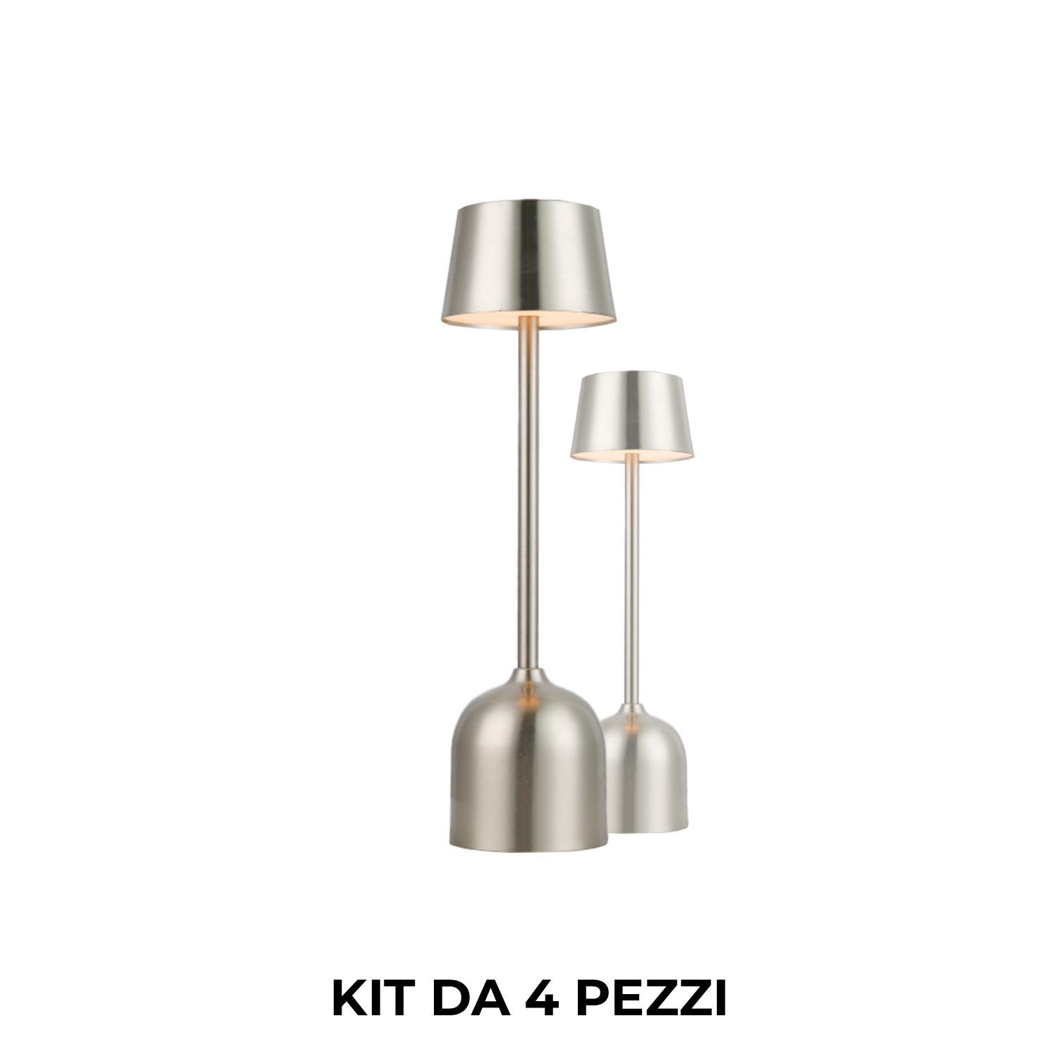 Due lampade argentate con paralumi su sfondo bianco.