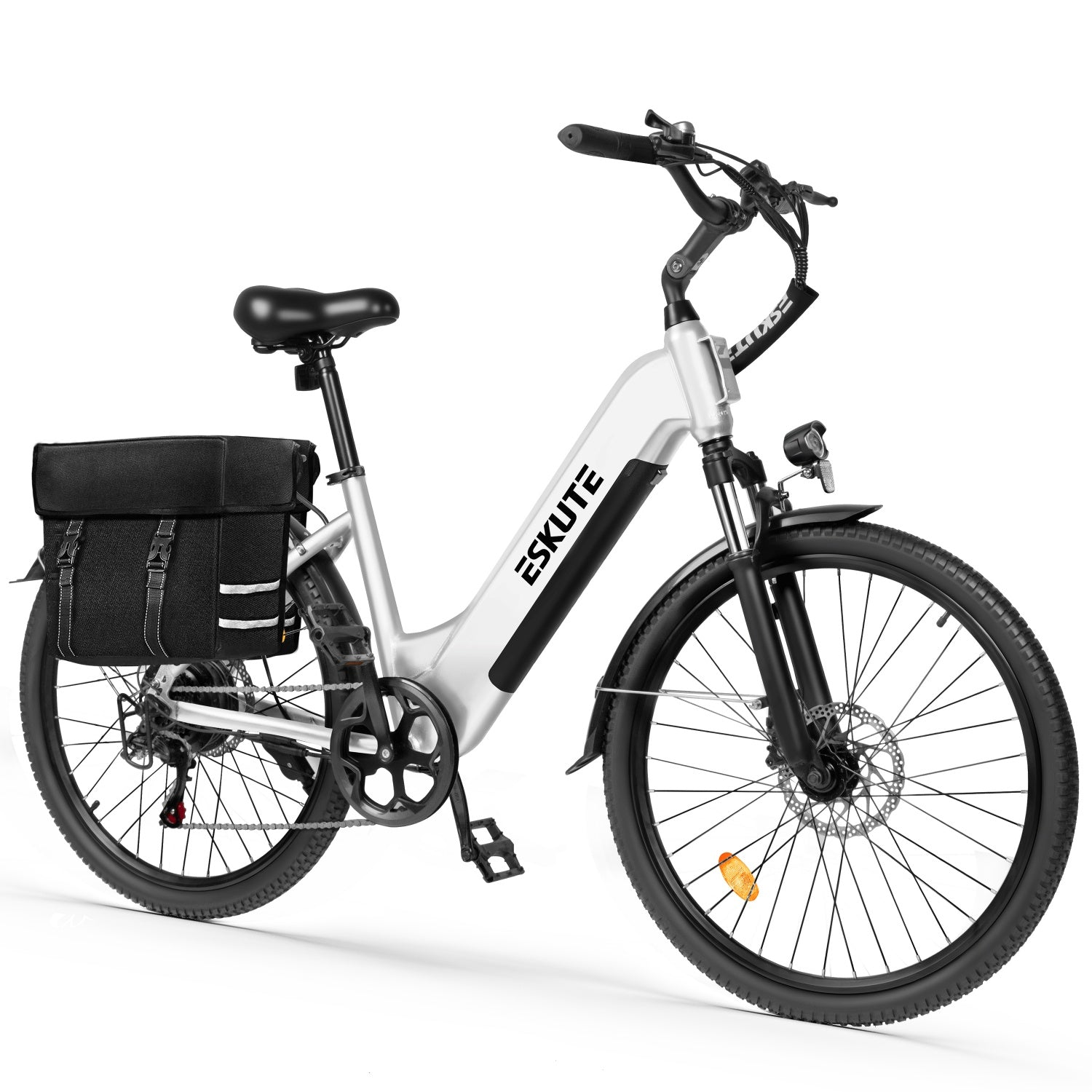 Ein silbernes E-Bike mit schwarzer Satteltasche, Vorderlicht und Scheibenbremsen.