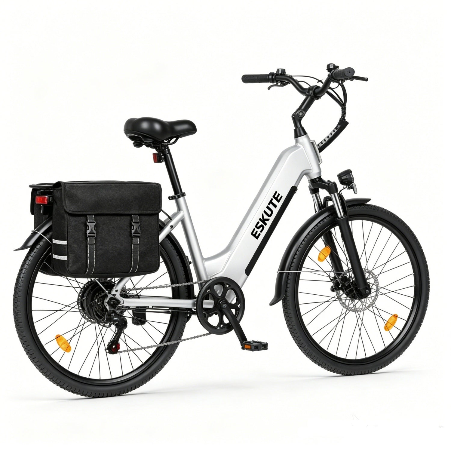 Ein silbernes E-Bike mit schwarzer Satteltasche, weißem Schriftzug und Reflektoren.