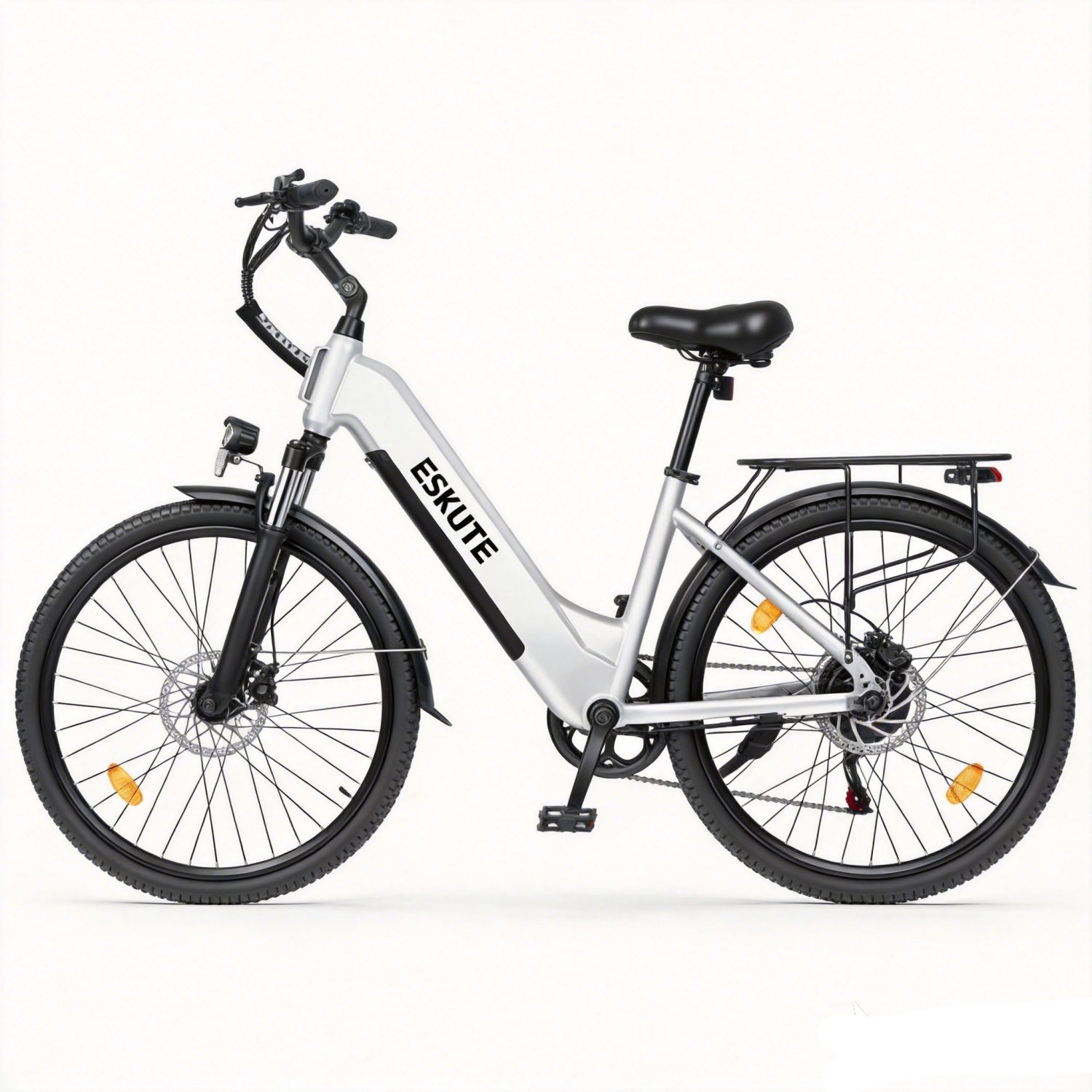 Silbernes E-Bike mit schwarzen Reifen, Sattel und Gepäckträger.