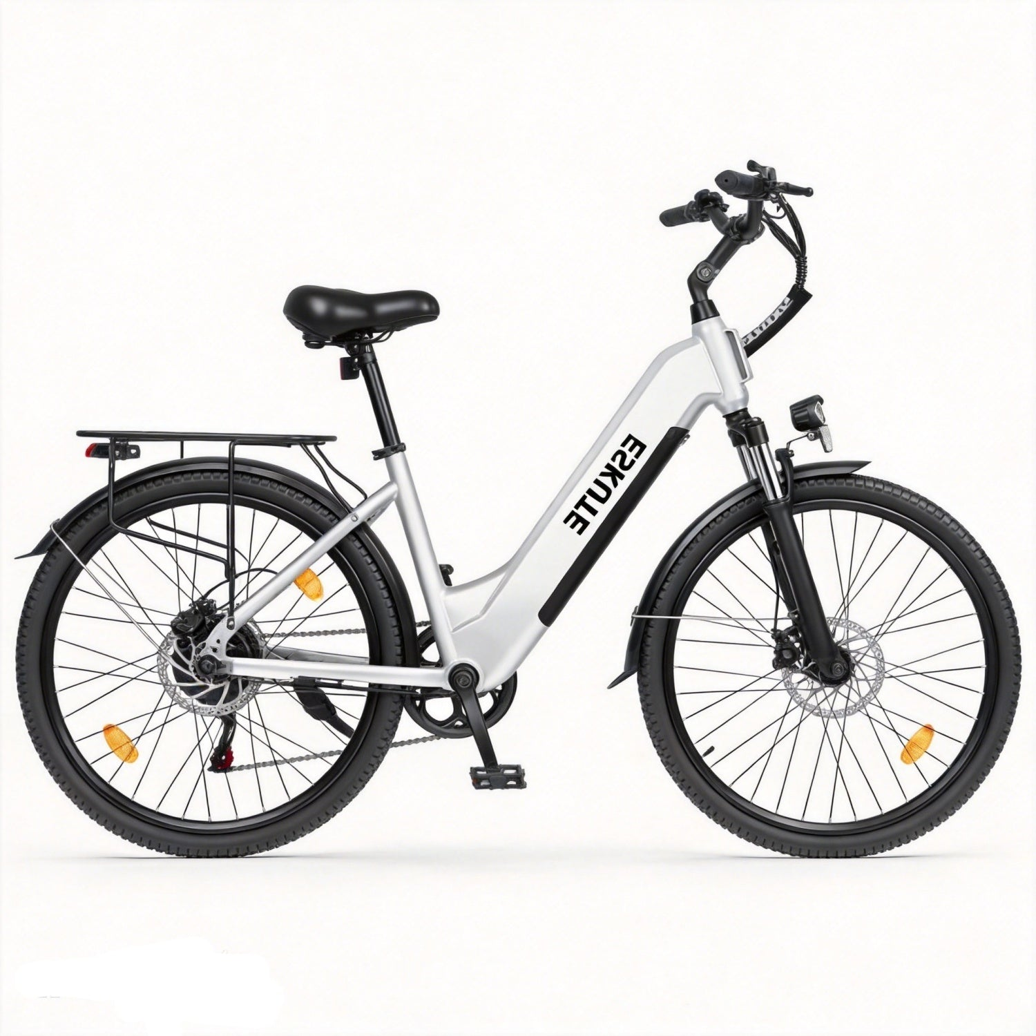 Ein silbernes E-Bike mit schwarzem Sattel und Gepäckträger, steht vor weißem Hintergrund.