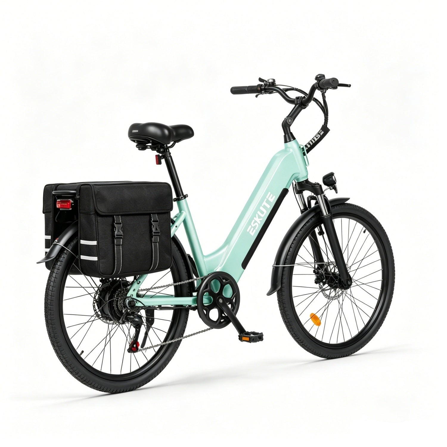 Hellgrünes E-Bike mit schwarzen Satteltaschen, Vorderradscheinwerfer und Reflektoren.