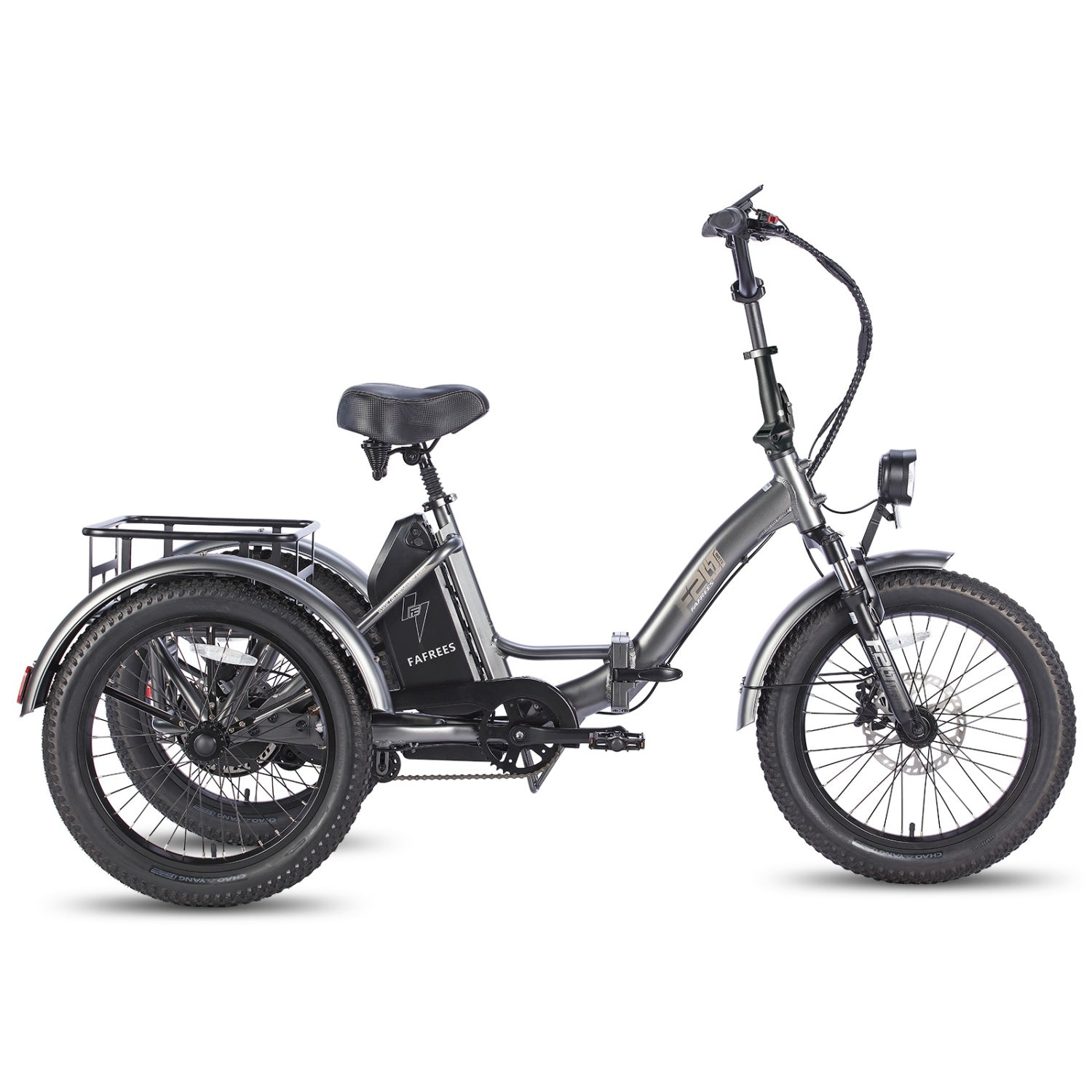 Graues Dreirad-Elektrofahrrad mit Gepäckträger und breiten Reifen, auf weißem Hintergrund.