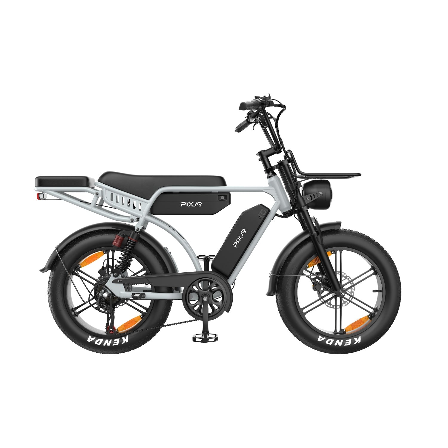 Ein graues E-Bike mit dicken Reifen, schwarzem Sattel und Gepäckträger.