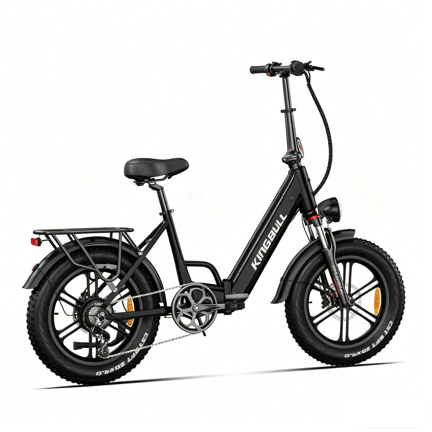 Schwarzes faltbares E-Bike mit dickem Reifen und Gepäckträger, auf weißem Hintergrund.