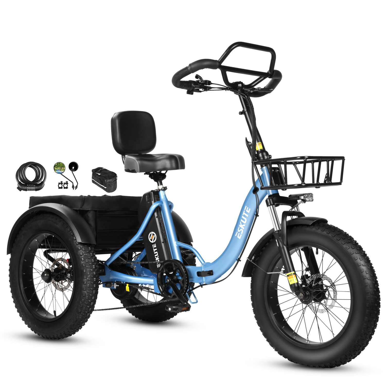 Ein blaues Dreirad-Elektrofahrrad mit breiten Reifen, Korb vorne, schwarzem Sitz und Gepäcktasche hinten.