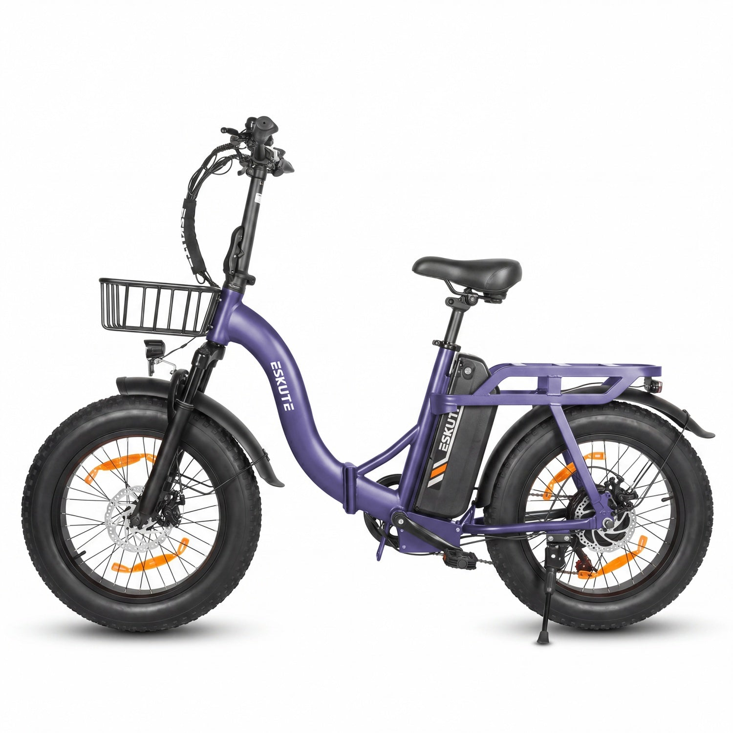 Ein lila Elektrofahrrad mit dicken Reifen, Korb vorne und Gepäckträger hinten.