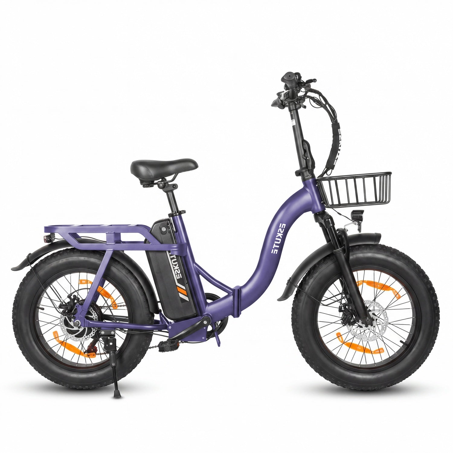 Ein lila E-Fatbike mit vorderem Korb und hinterem Gepäckträger ist abgebildet.