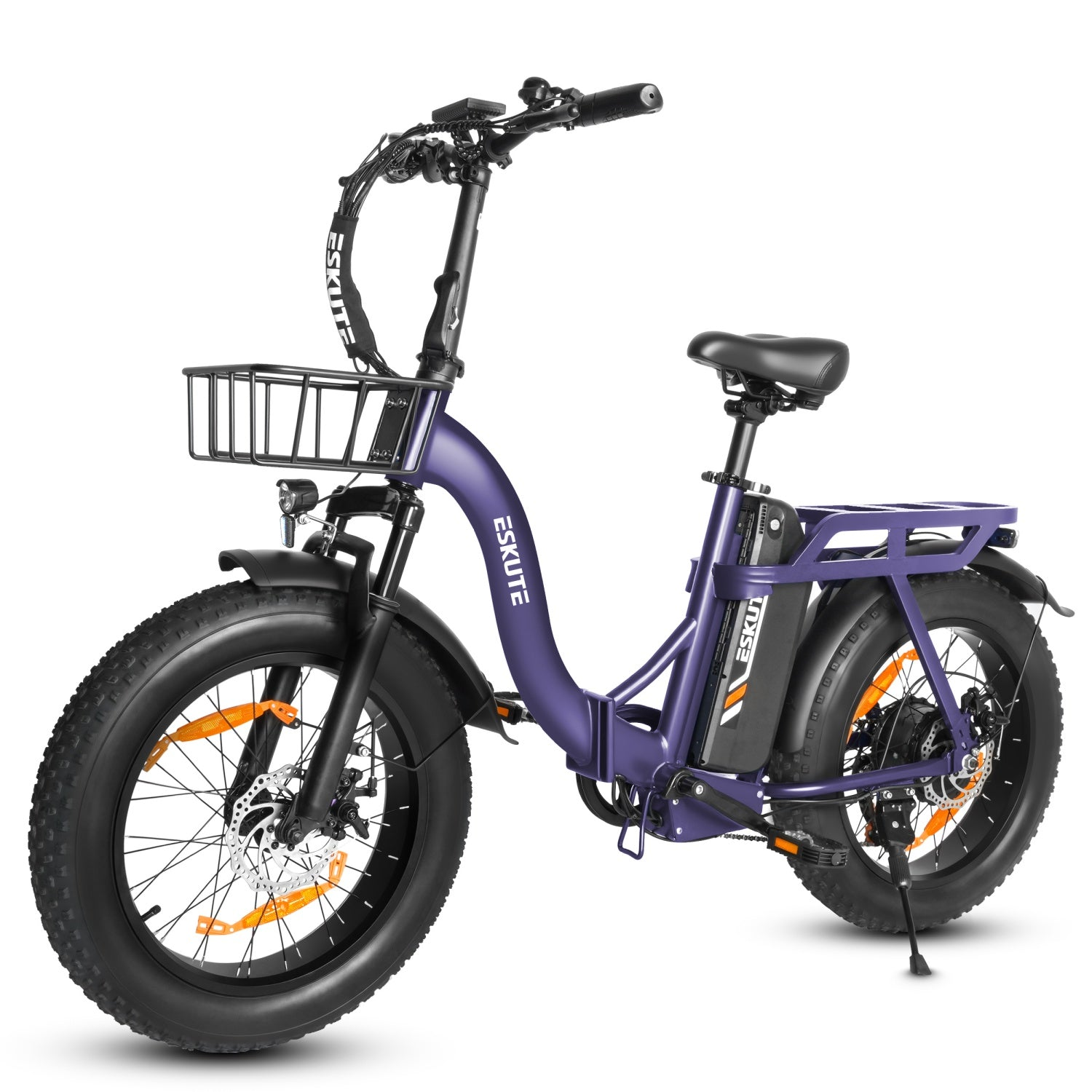 Ein violettes E-Bike mit dicken Reifen, vorne und hinten mit Gepäckträgern und einem Mittelmotor.