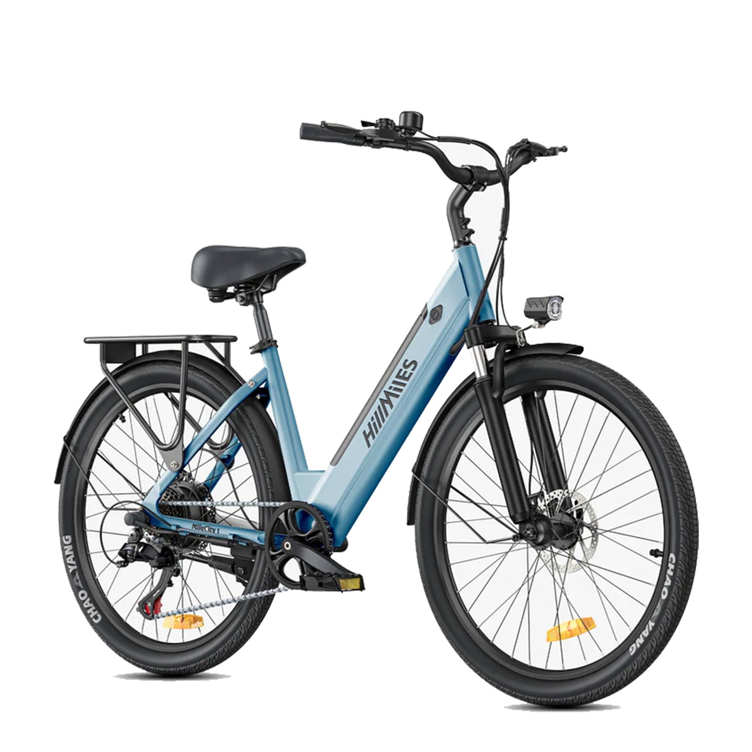 Ein hellblaues E-Bike mit schwarzen Reifen, Gepäckträger und Scheinwerfer.
