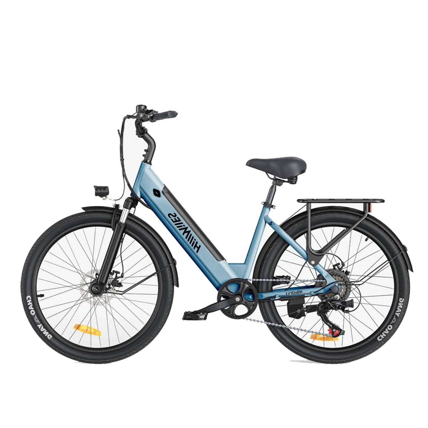 Ein blaues Elektrofahrrad mit schwarzem Sattel, Gepäckträger und Reifen.