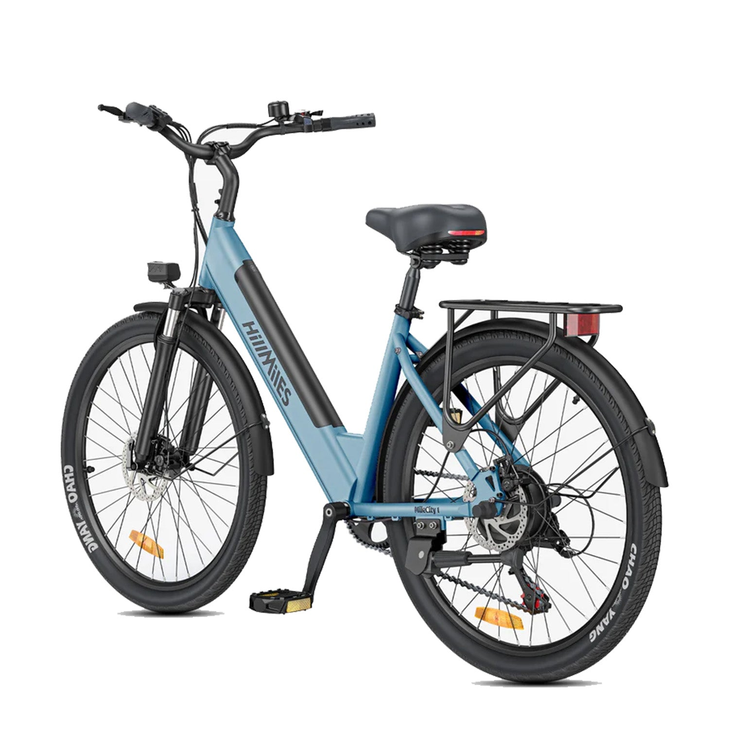Ein hellblaues E-Bike mit schwarzen Akzenten und Gepäckträger.