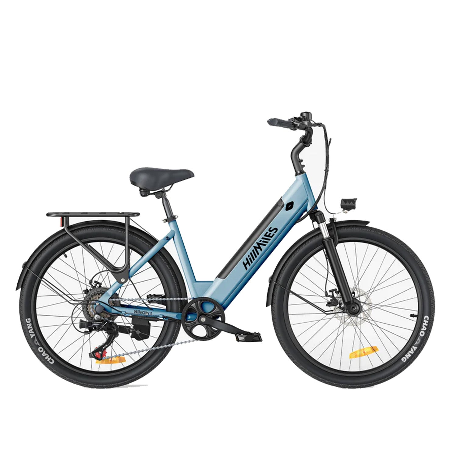 Ein blaues E-Bike mit schwarzem Sattel, Gepäckträger und Schutzblechen.