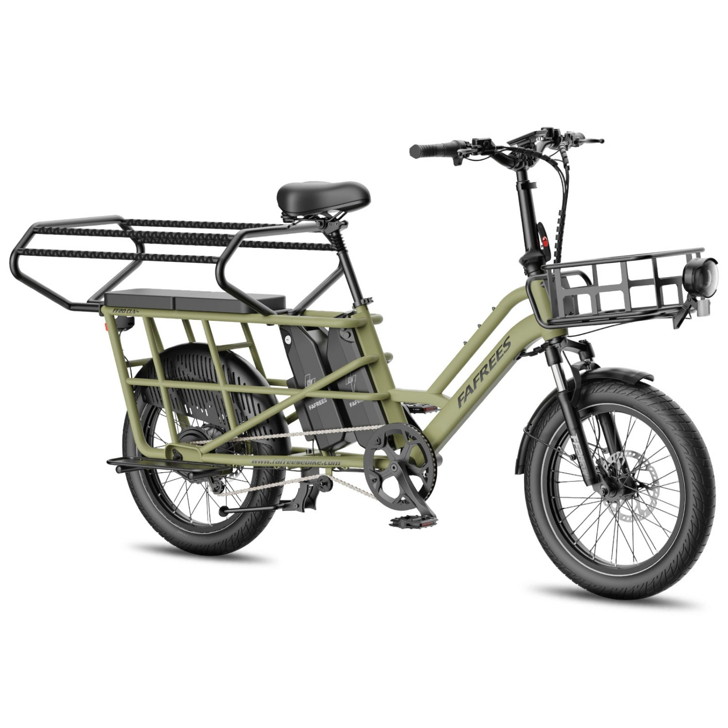 Ein olivgrünes E-Bike mit vorderem und hinterem Gepäckträger, zwei Akkus und breiten Reifen.