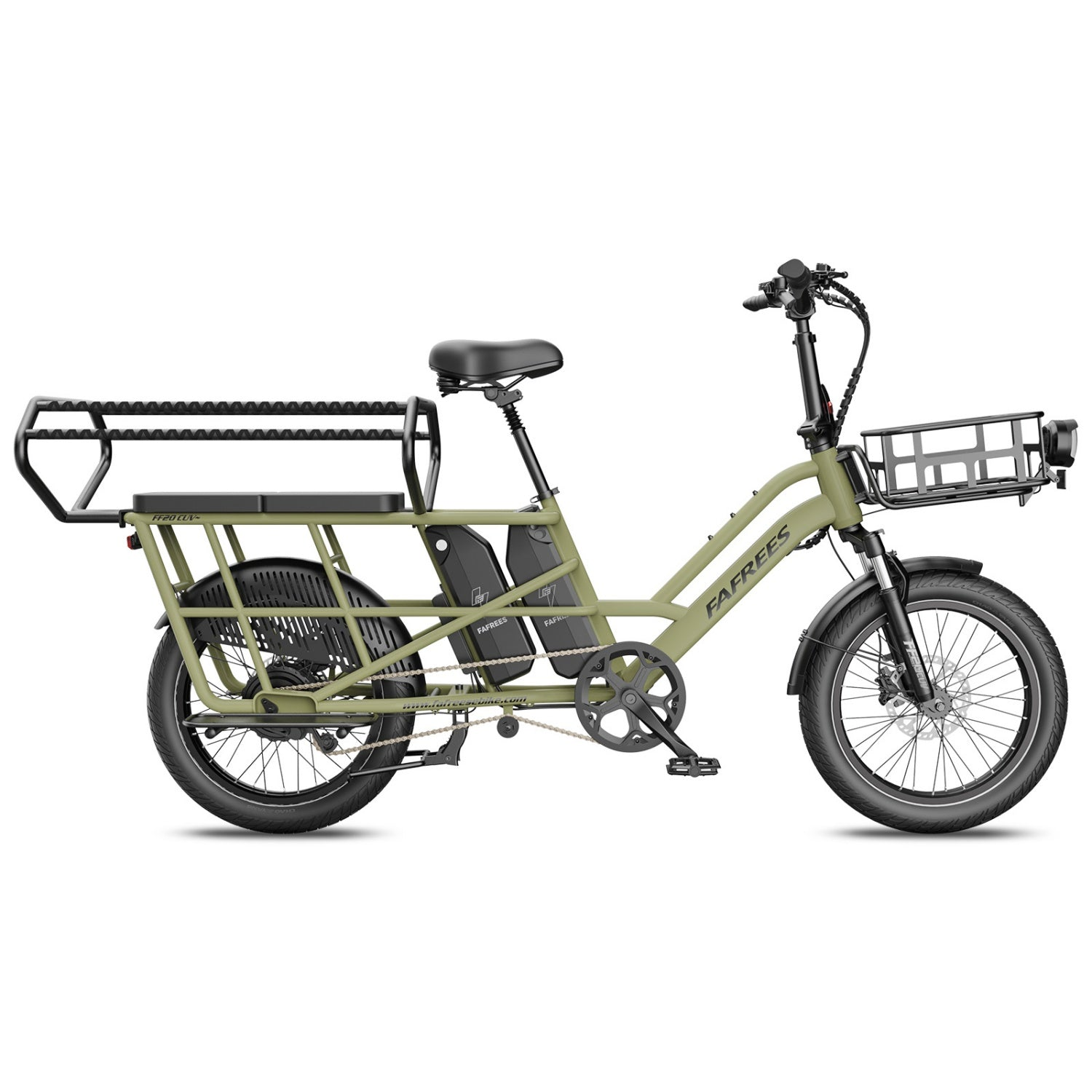 Ein olivgrünes E-Bike mit Gepäckträger vorne und hinten, zwei Akkus und breiten Reifen.