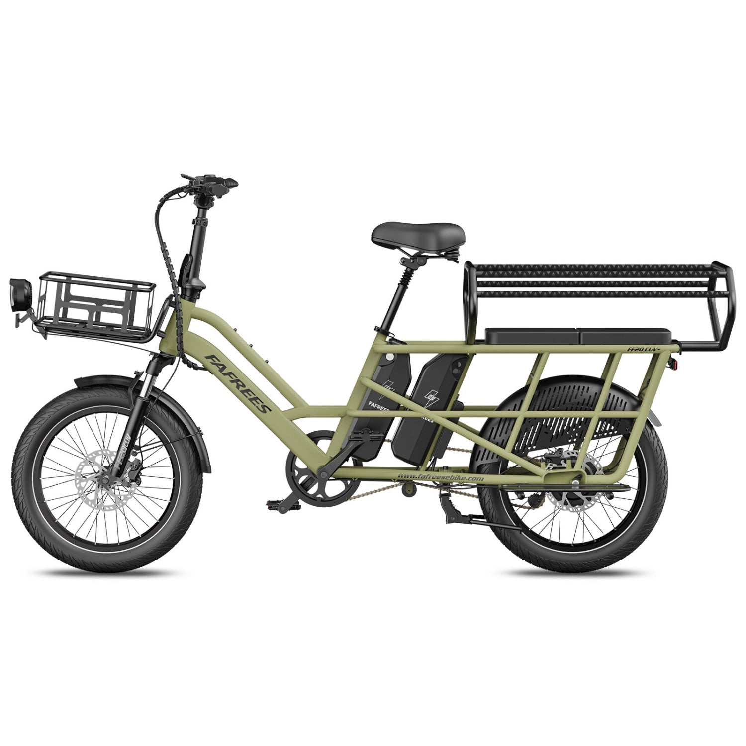 Ein hellgrünes Lasten-E-Bike mit vorderem Korb, Gepäckträger hinten und zwei Akkus.