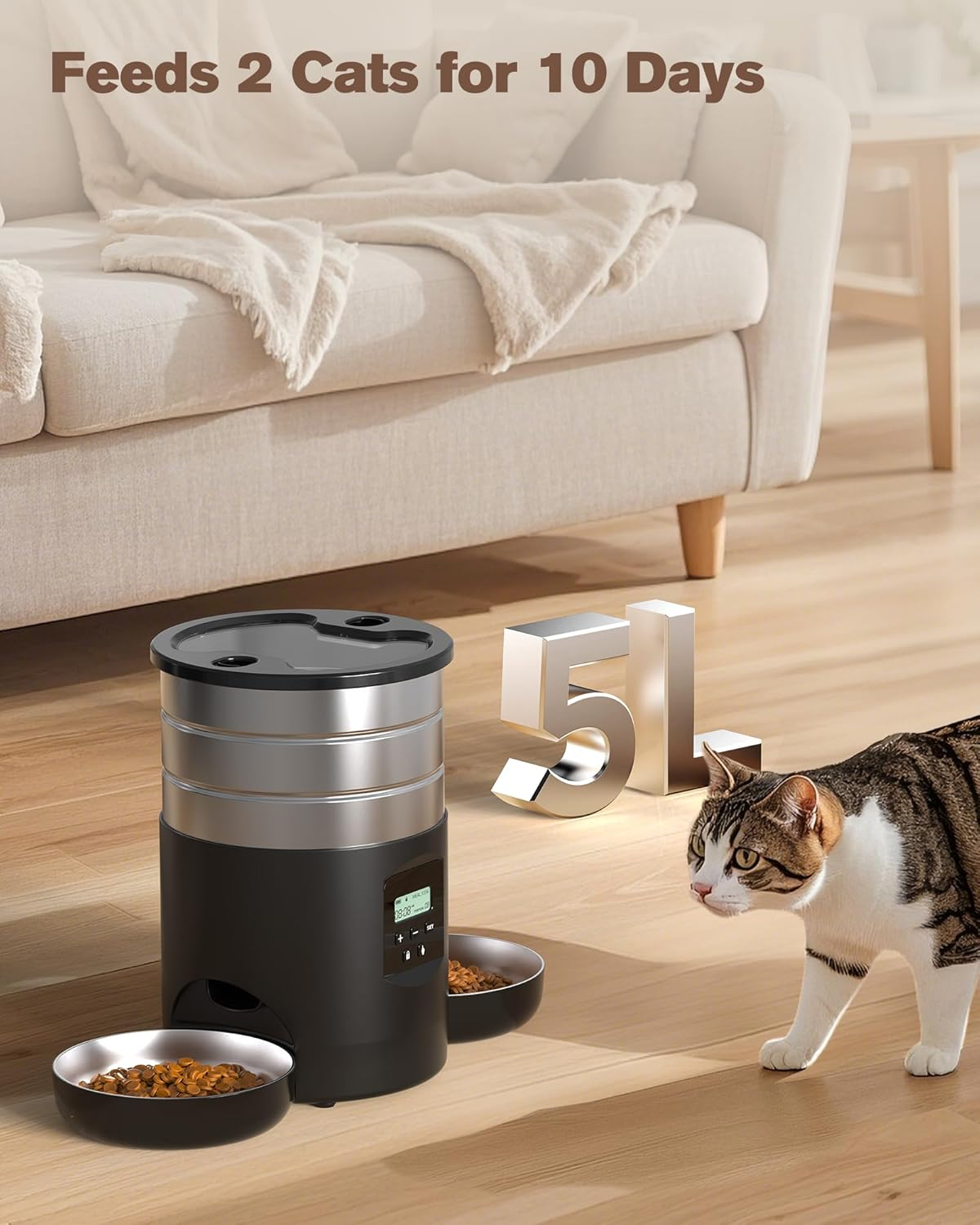 Ein automatischer Futterspender für Haustiere steht neben zwei Schalen. Eine Katze steht daneben. 5L.