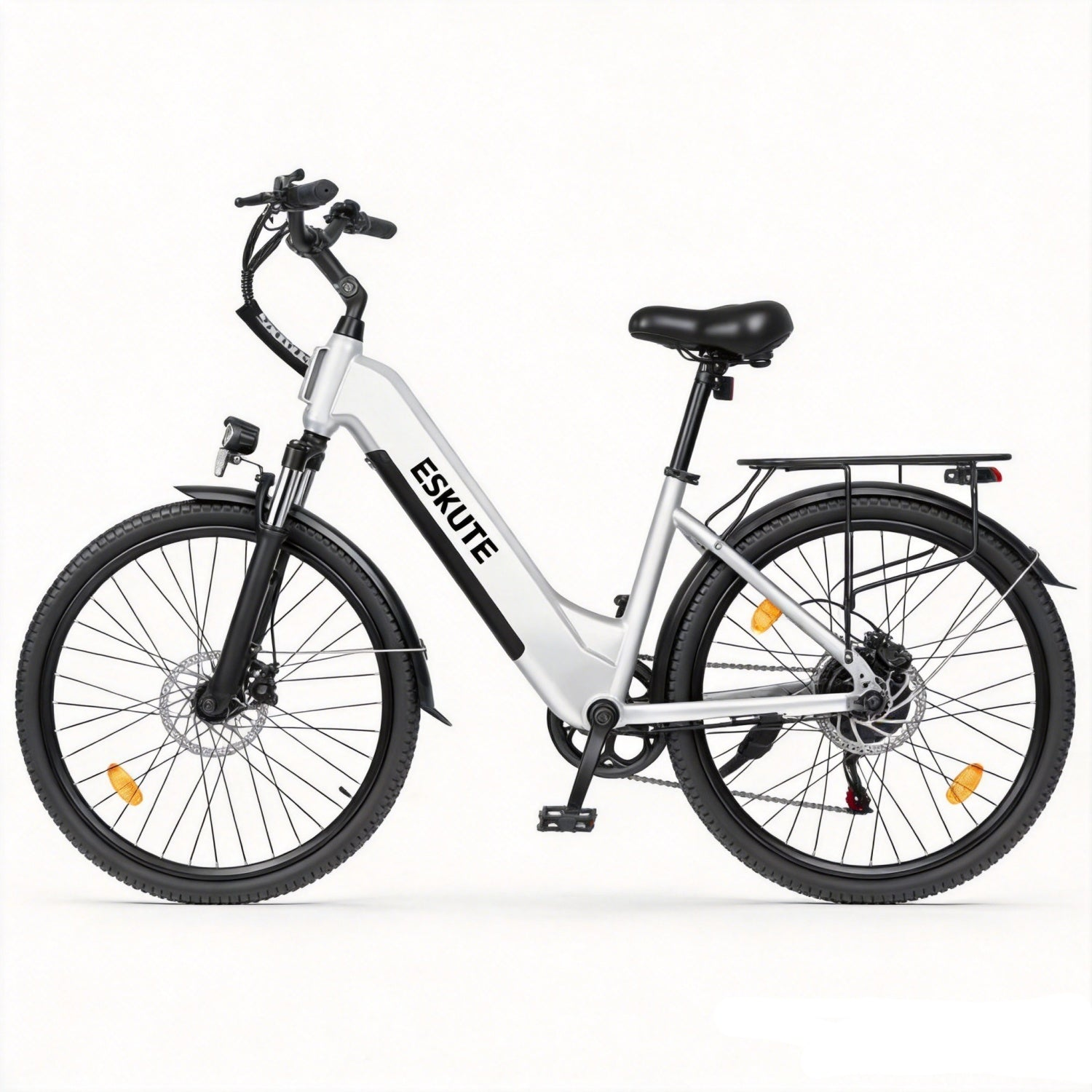 Silbernes E-Bike mit schwarzem Sitz, Reifen und Schutzblechen. Weißer Hintergrund.