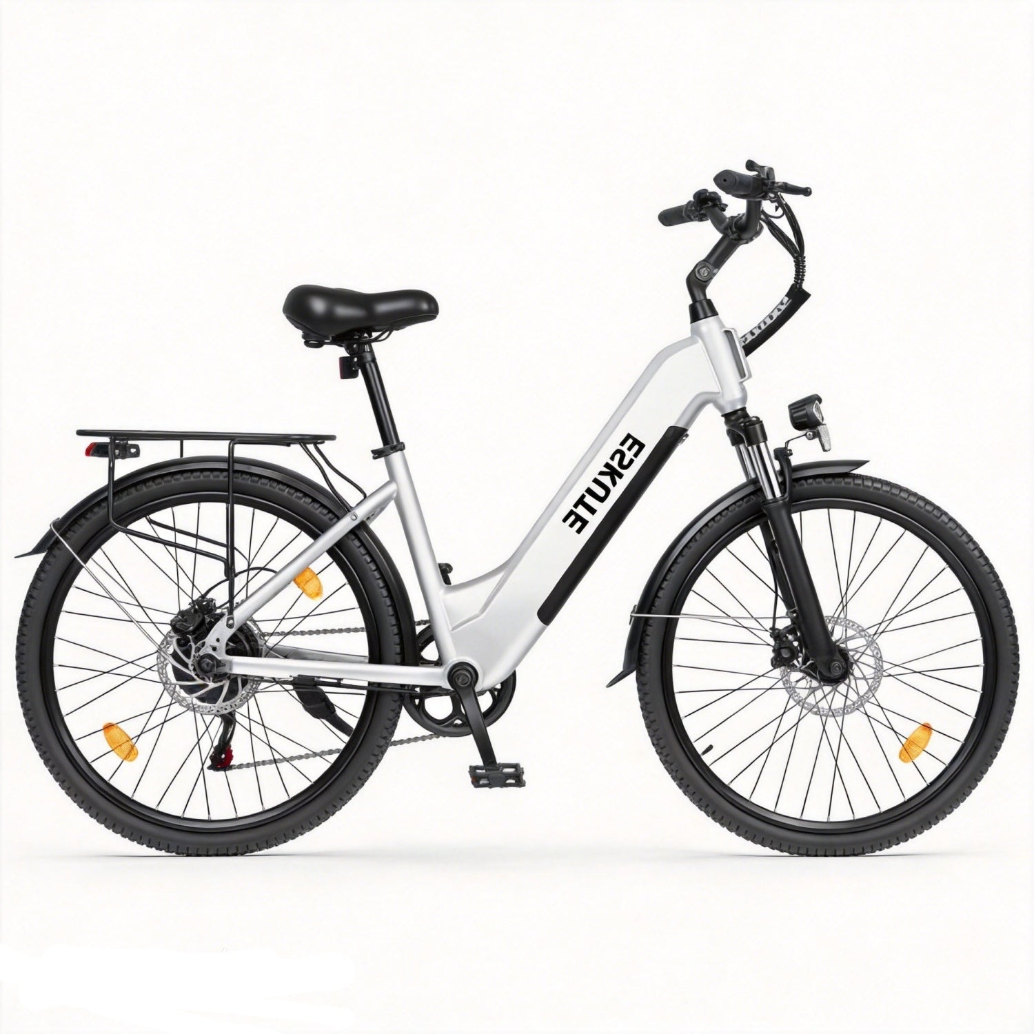 Silbernes E-Bike mit Gepäckträger, schwarzem Sattel und schwarzen Reifen.