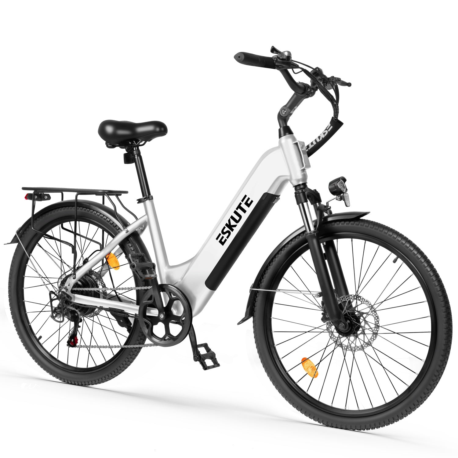 Ein silbernes E-Bike mit schwarzem Sattel, Gepäckträger, Licht und Scheibenbremsen.