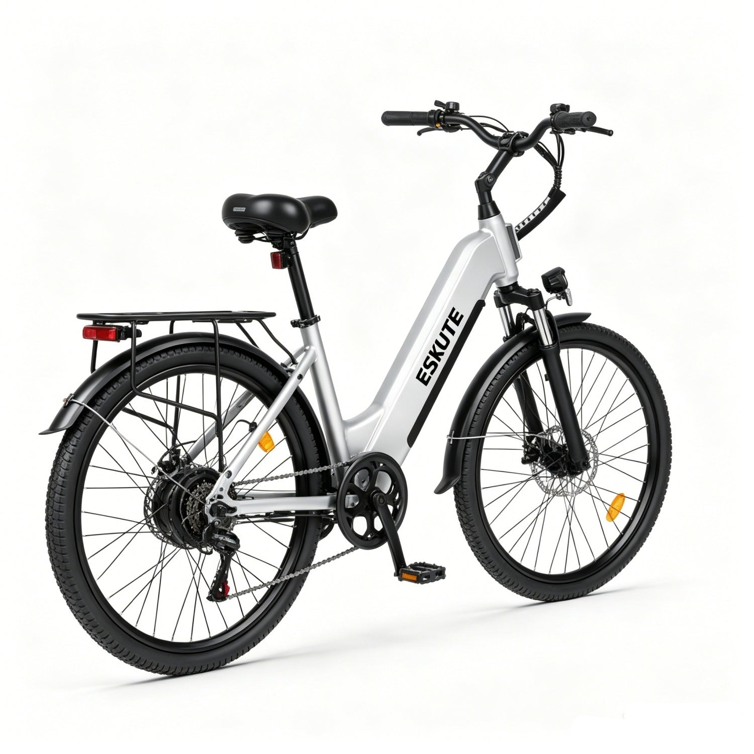 Ein silbernes E-Bike mit Gepäckträger und schwarzem Sattel steht vor weißem Hintergrund.