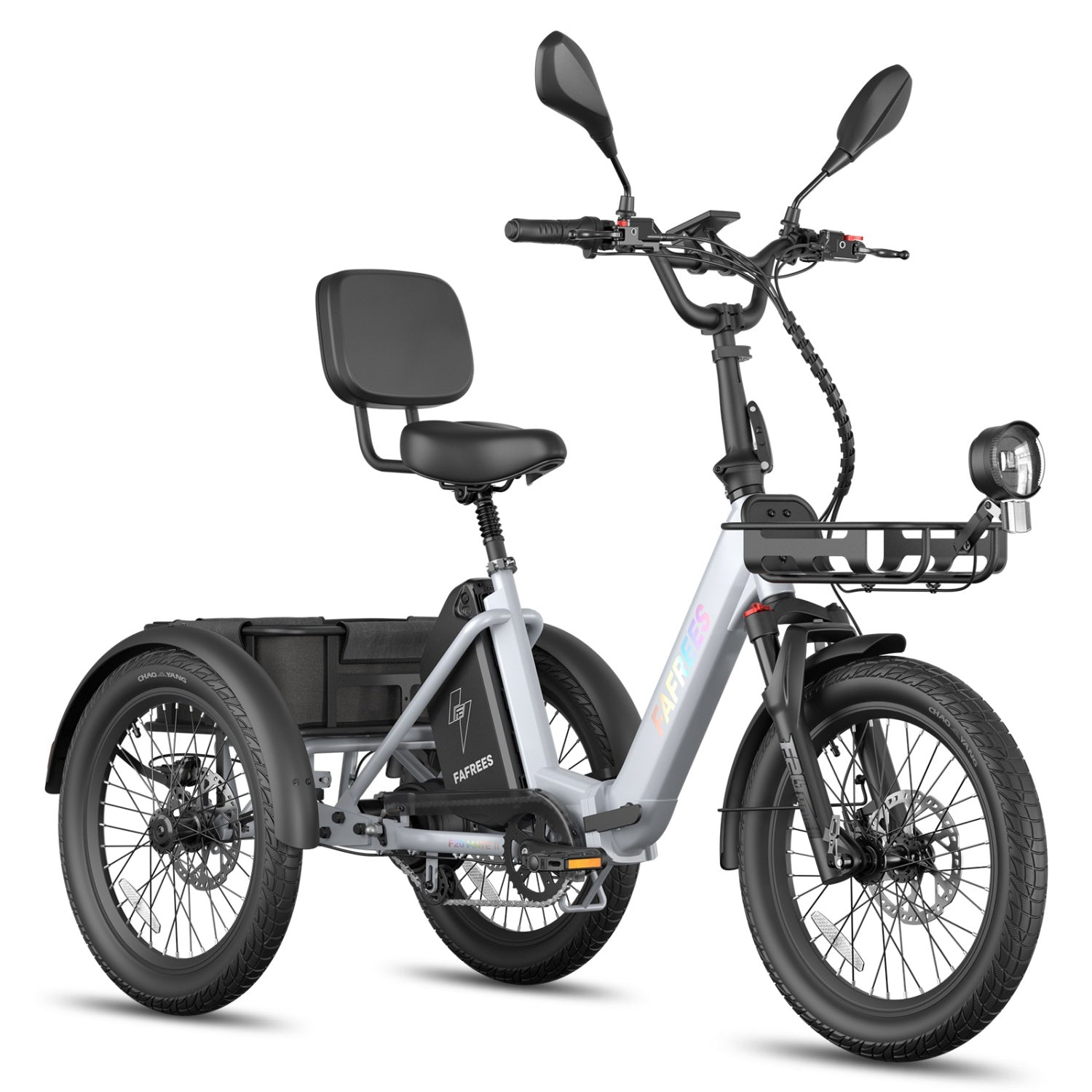 Ein hellgraues Dreirad-Elektrofahrrad mit Gepäckträger vorne und hinten, schwarzem Sitz und Rückenlehne.