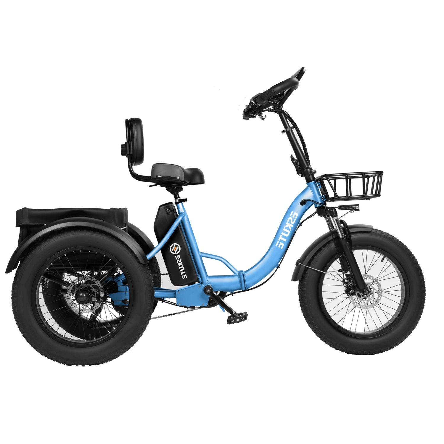 Ein hellblaues Dreirad-Elektrofahrrad mit breiten Reifen, einem Korb und einem Rücksitz.