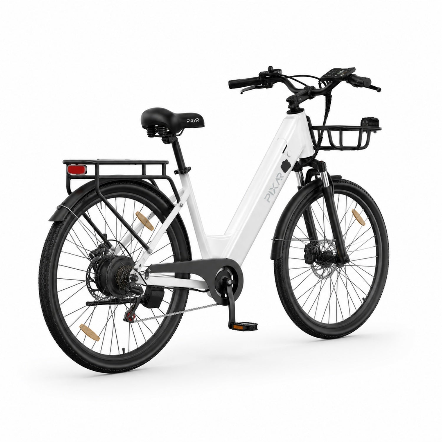 Ein weißes Elektrofahrrad mit Gepäckträger vorne und hinten, auf weißem Hintergrund.