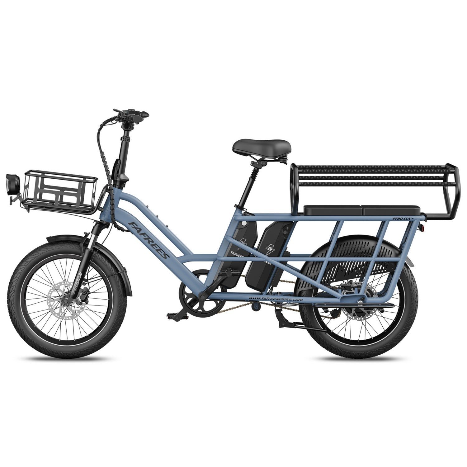 Graues Lastenrad mit Frontkorb, Doppelsitzbank hinten und Batterie.