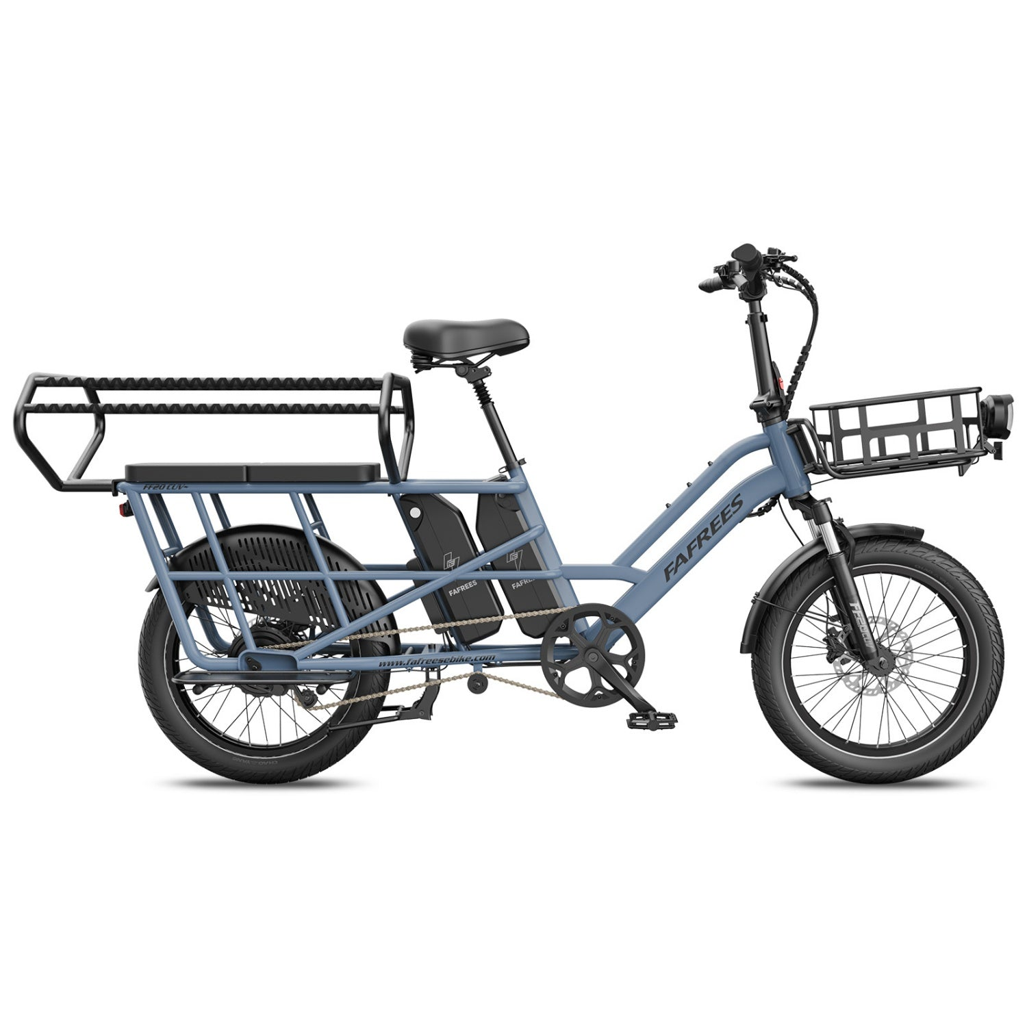 Ein blaues E-Bike mit Vorder- und Hinterradgepäckträger und zwei Batterien.