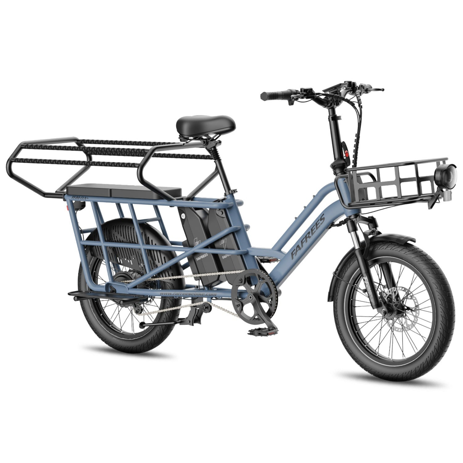 Ein blaues Lasten-E-Bike mit Vorderradkorb, Gepäckträger hinten und zwei Akkus.