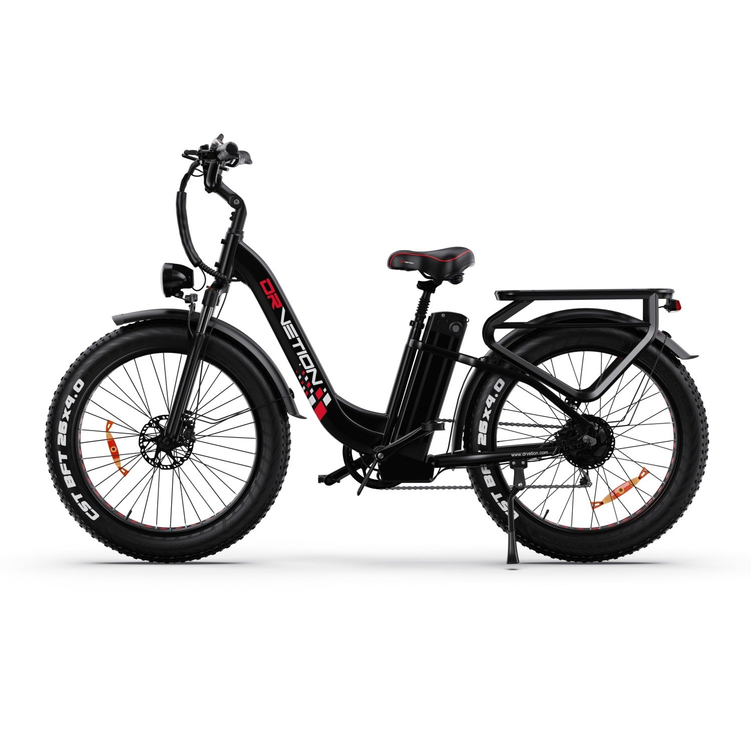 Schwarzes E-Bike mit dicken Reifen, Gepäckträger hinten und Frontscheinwerfer.