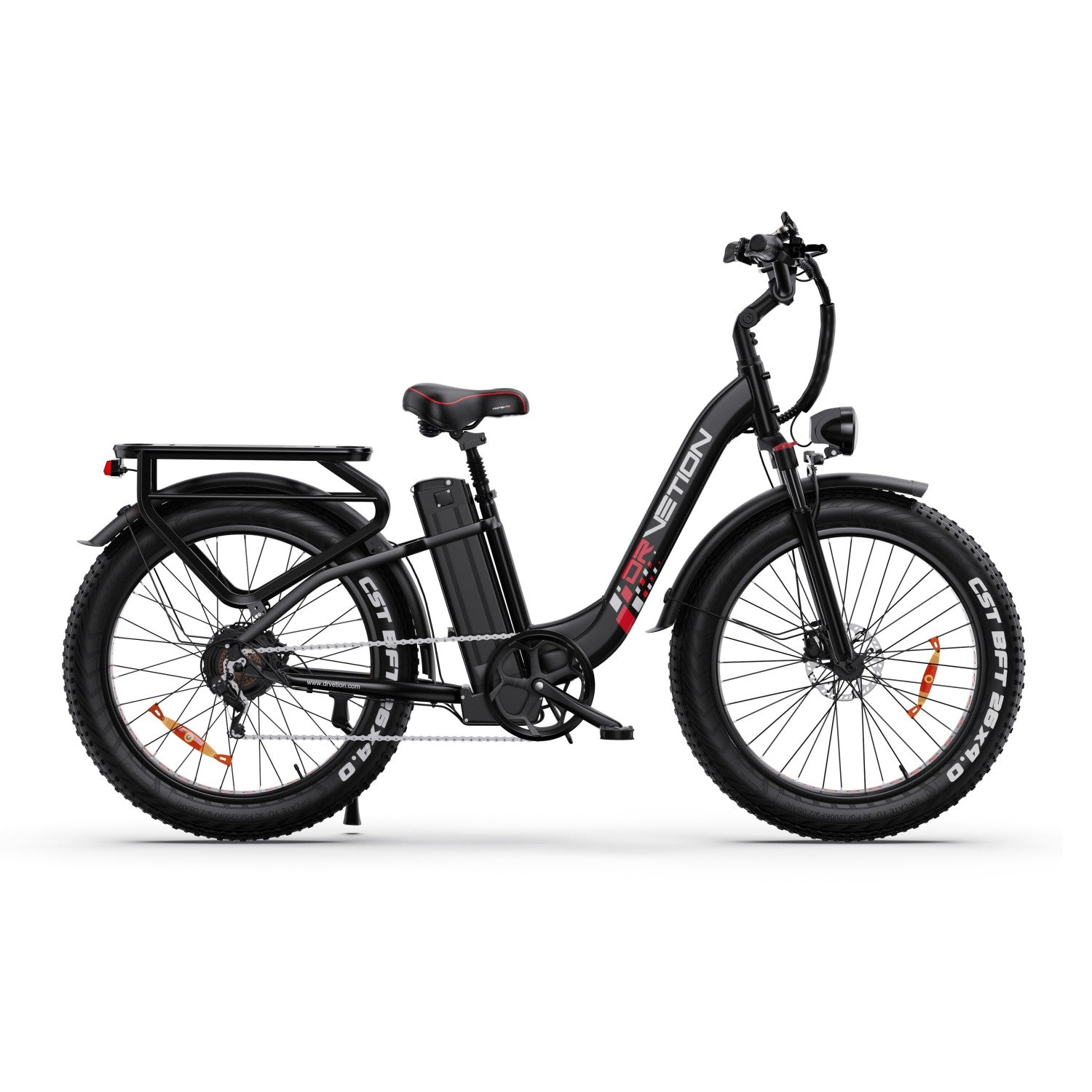 Ein schwarzes E-Fatbike mit Gepäckträger, rot akzentuiertem Sattel und markanten Reifen.