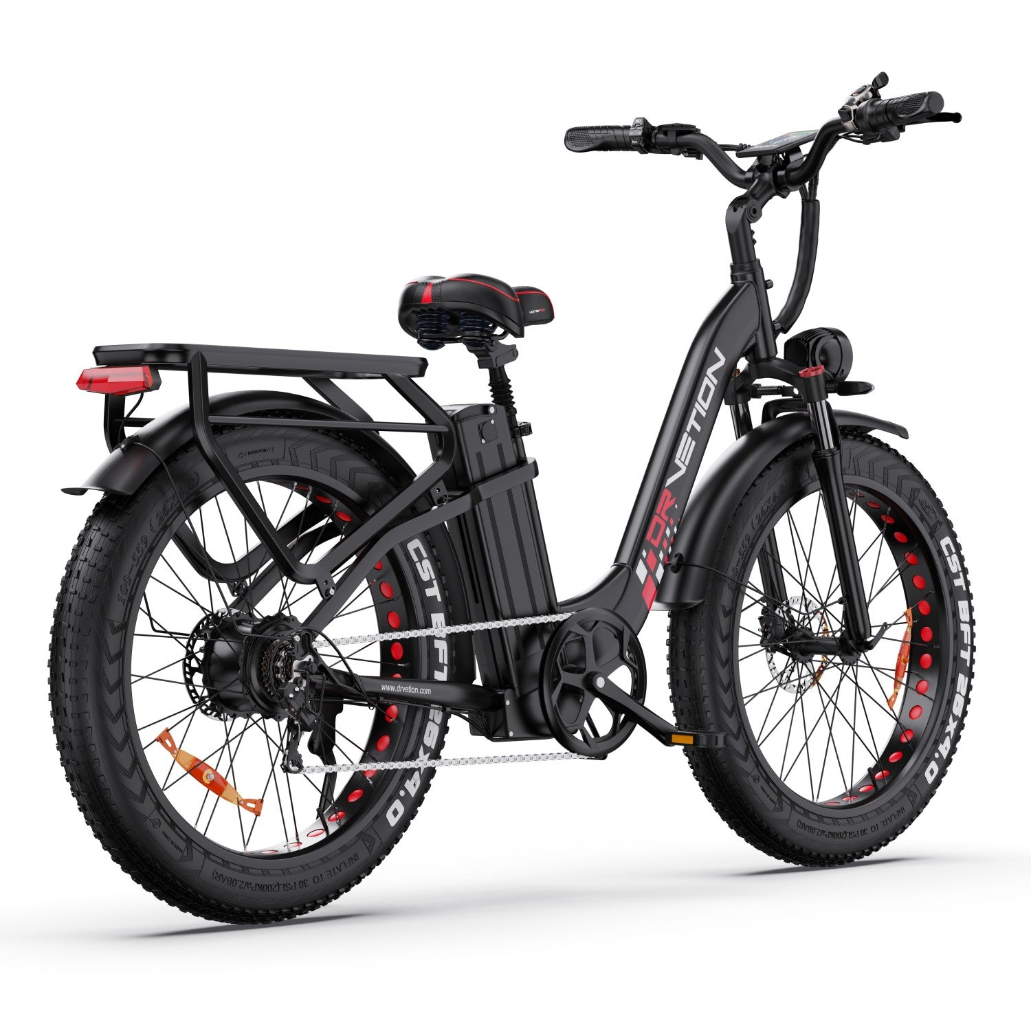 Schwarzes E-Bike mit fetten Reifen, Gepäckträger und roten Akzenten auf weißem Hintergrund.