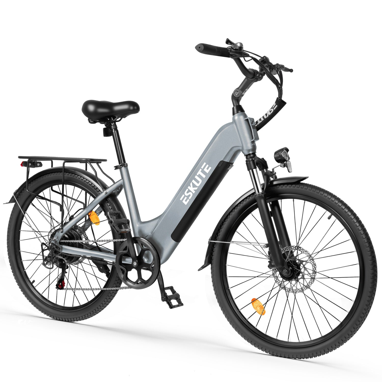 Graues E-Bike mit schwarzem Sattel, Gepäckträger und silbernen Speichen.