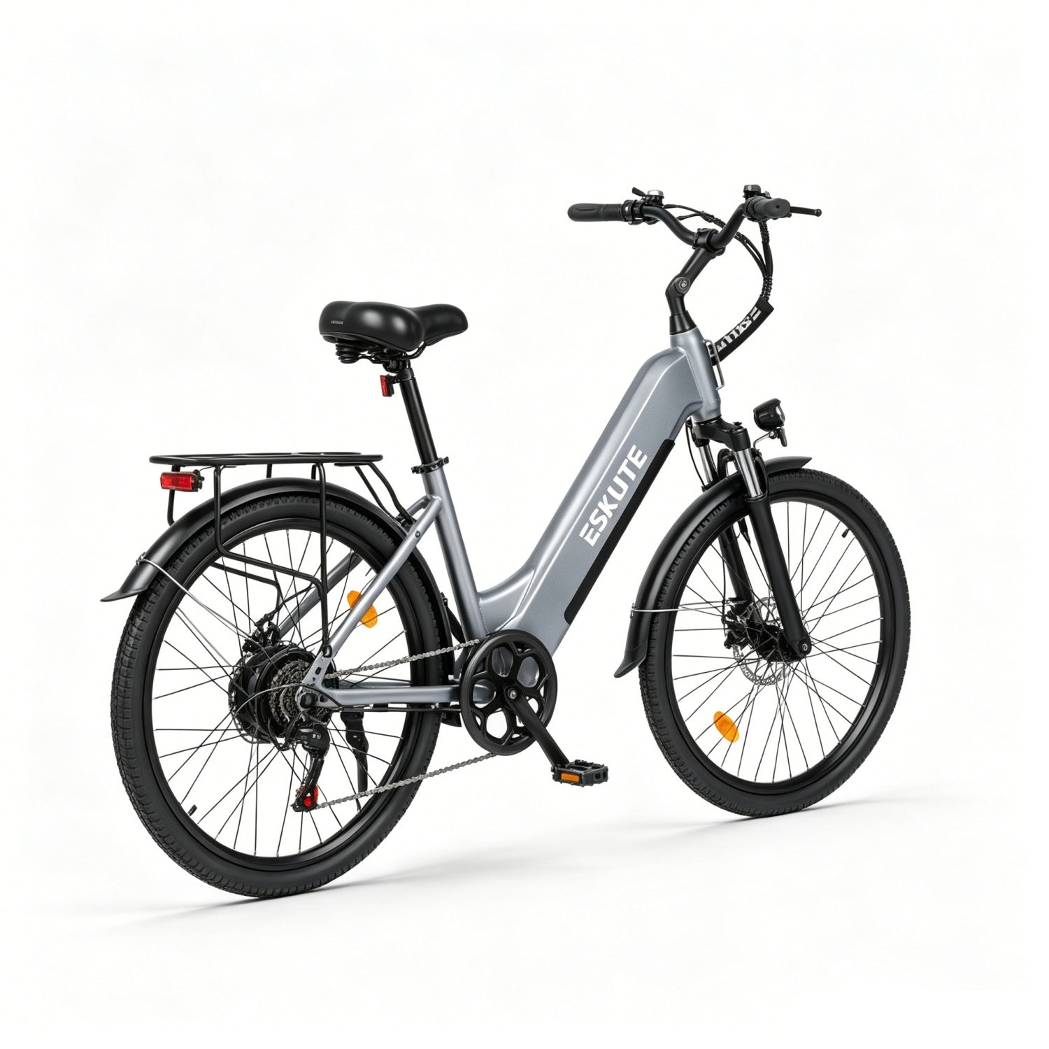 Graues E-Bike mit Gepäckträger, Vorder- und Rücklicht, auf weißem Hintergrund.
