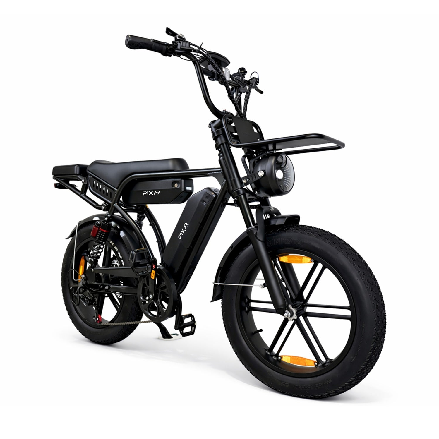 Schwarzes E-Bike mit breiten Reifen, Gepäckträger vorne und hinten.