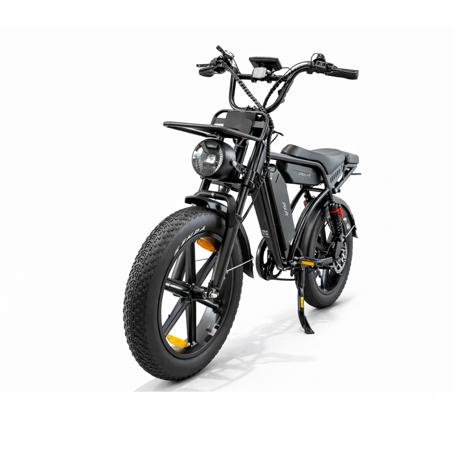 Schwarzes E-Bike mit breiten Reifen, Vorderlicht, Gepäckträger und Display.