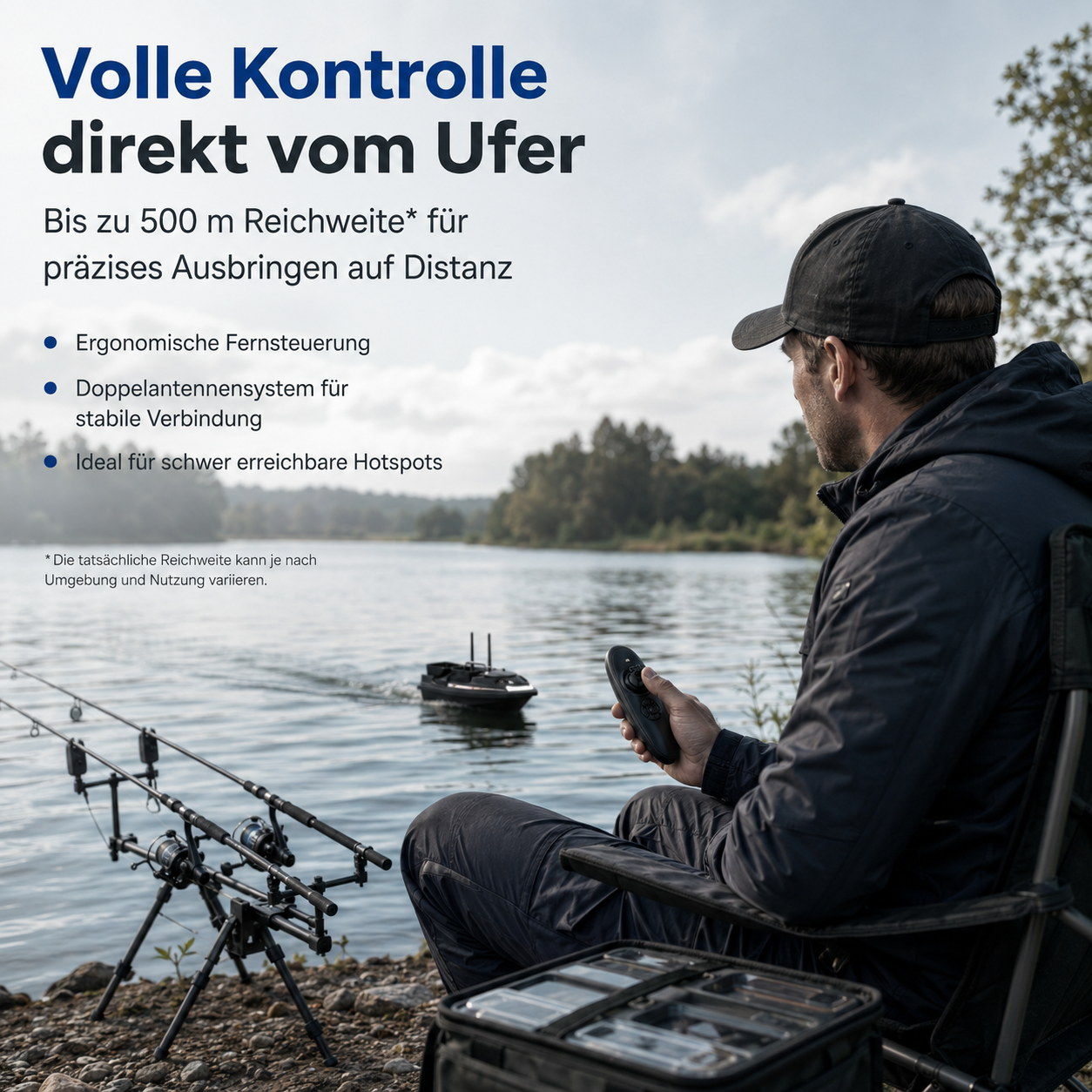 Mann steuert ferngesteuertes Boot am Seeufer mit Angelruten im Vordergrund.